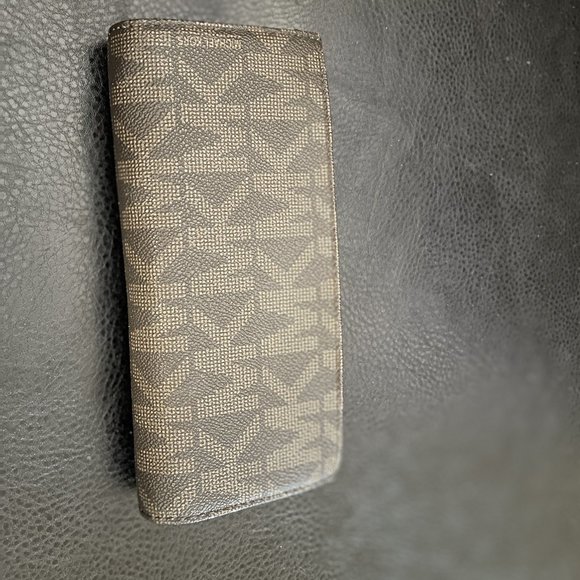 Michael Kor Jet Set Flap Logo Travel Wallet - Picture 2 of 5